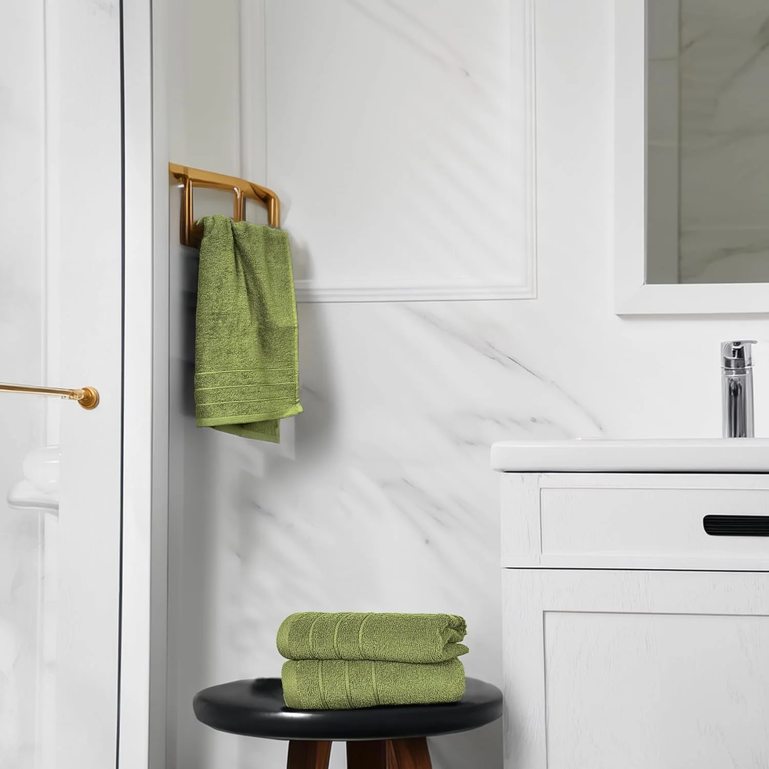 A green washcloth doing quiet work